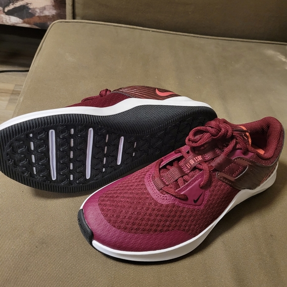 NWOB Ladies Nike MC Trainer Athletic Running Training Shoes Sneakers Burgundy - Picture 3 of 5